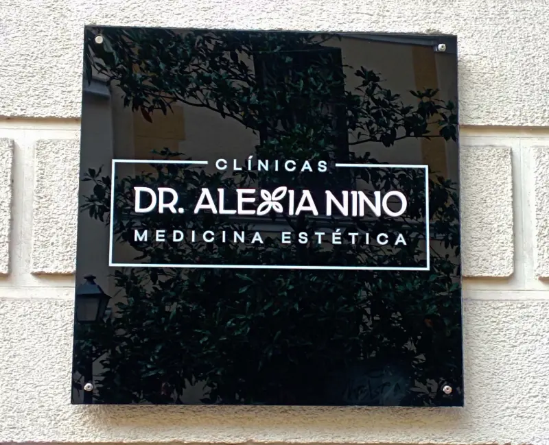 Placas de metacrilato para despachos: Consejos para transmitir seriedad a tus clientes